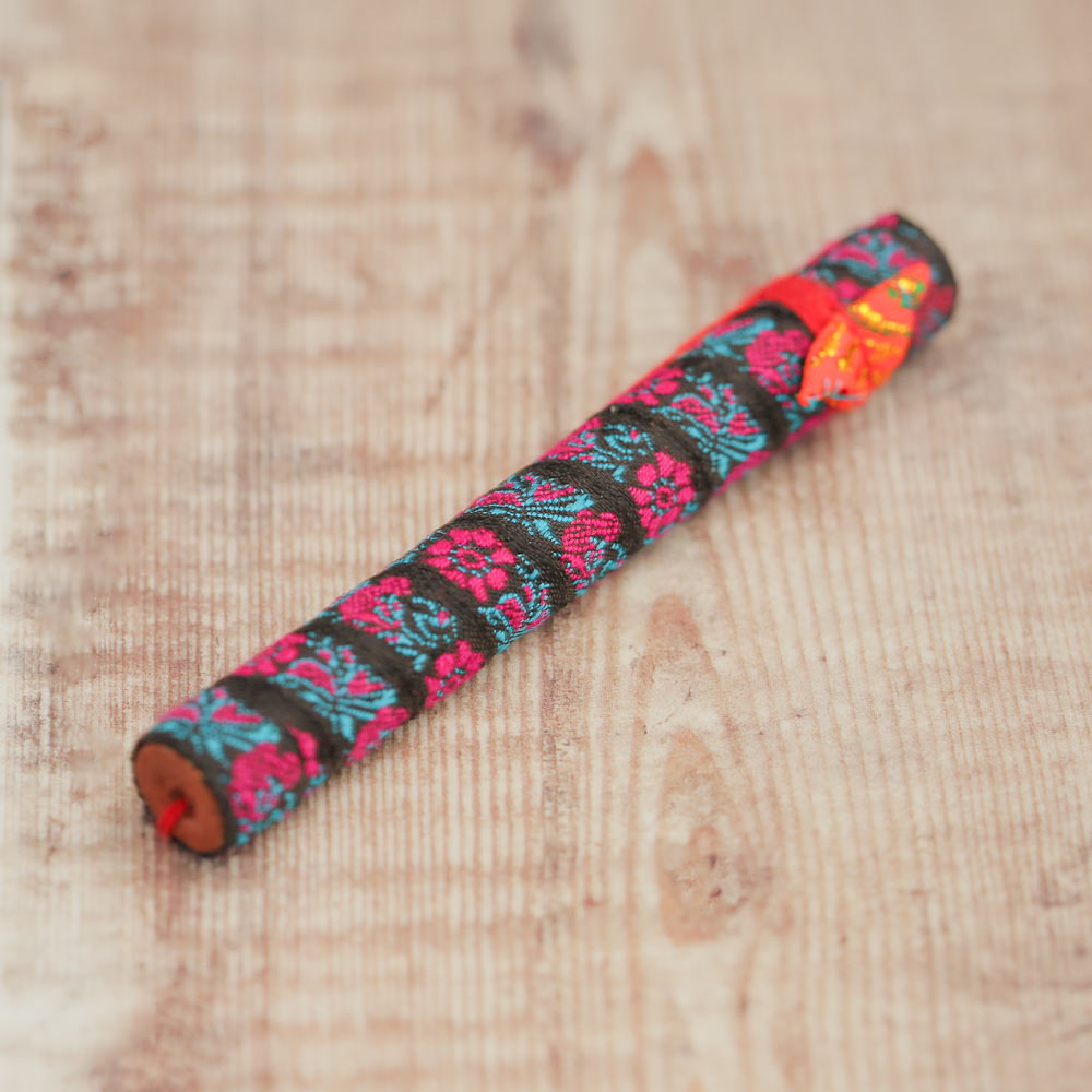 blue and black jaw harp dan moi close up